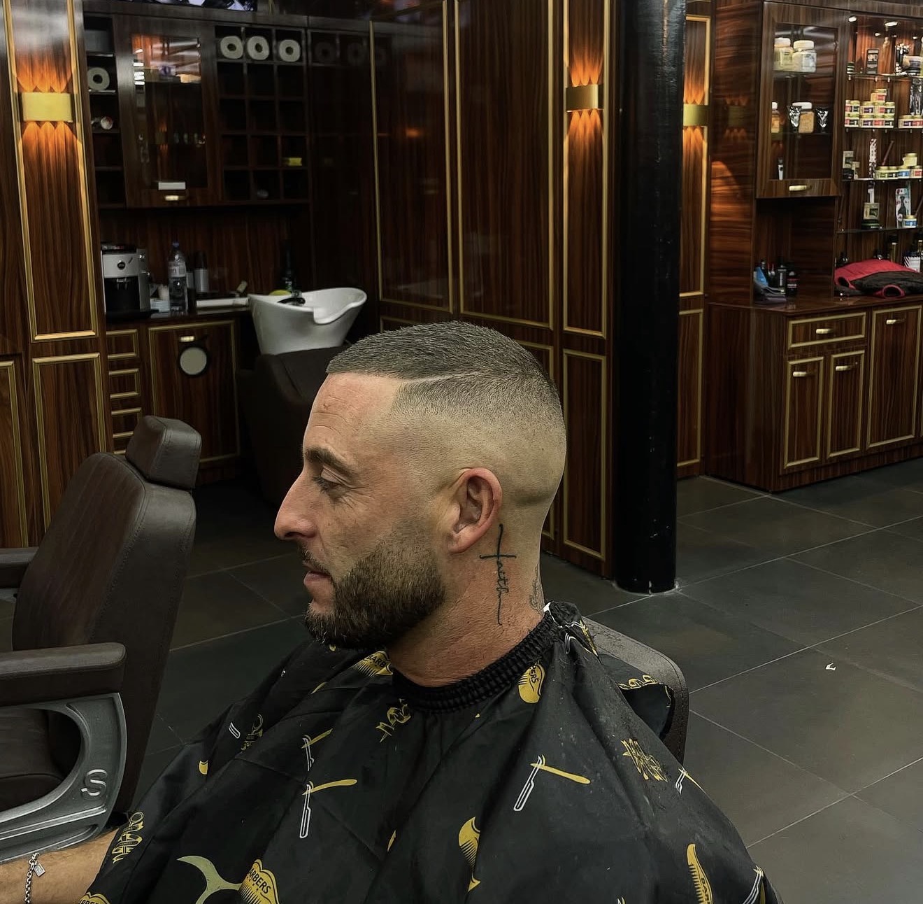 Kunde mit präzisem Haarschnitt im Salon Coiffeur Leo
